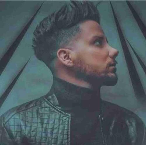 ارشاد دستش تو یه کاسه بود با گرگا نمیفهمید داره چیکار میکنه با دنیام