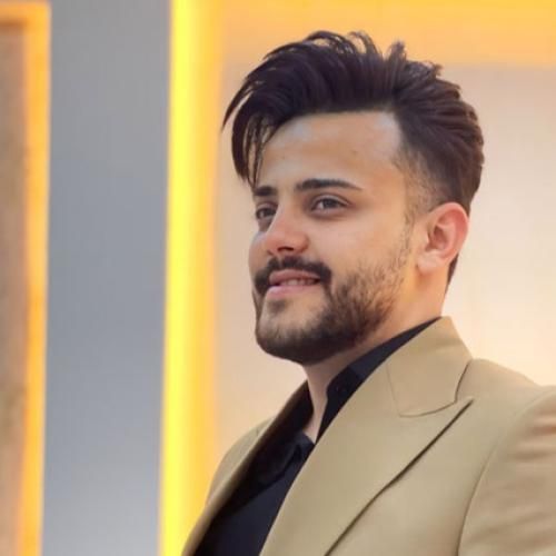 محمد ملایی دور کمر شال طلایی داری یه سینه ریز کهربایی داری