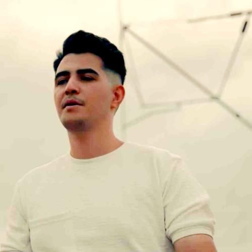 اهورا من فقط رد شد و یک لحظه نگاهش کردم