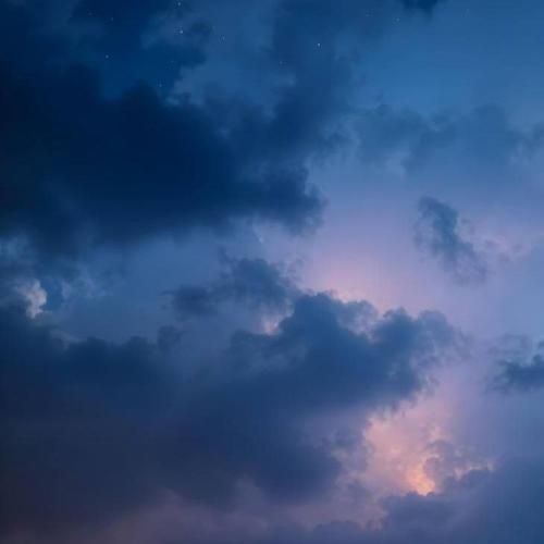 اینجا دست به تفنگن به مولا همه داشیا پی جنگن