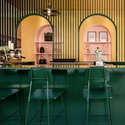 چشات برق میزد تو تاریکی بیا جلو واسه ما امشب