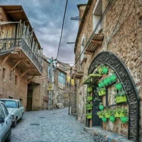 یادمه واست میفرستادم قلب قرمز بایو پیجت دیدم یه قلب مشکی